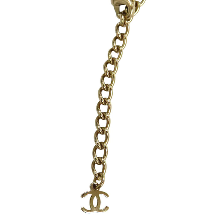 CHANEL  
A25V COCO CC logo métal couleur or  
Collier ras-du-cou avec motif Coco