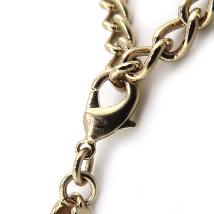 CHANEL  
A25V COCO CC logo métal couleur or  
Collier ras-du-cou avec motif Coco