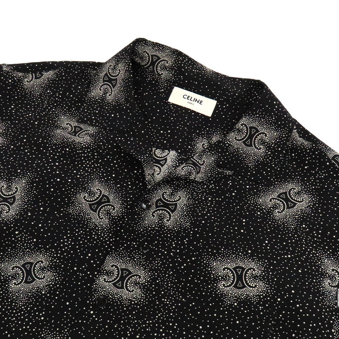 CELINE
Camicia a maniche corte in seta con colletto aperto e motivo logo all-over
Camicia a maniche corte in seta con motivo Triomphe all-over