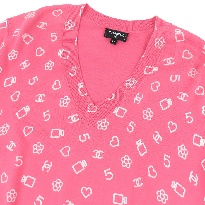 CHANEL  
Maglia a maniche lunghe con scollo a V, motivo iconico COCO CC, camelia e strass, lavorazione a coste