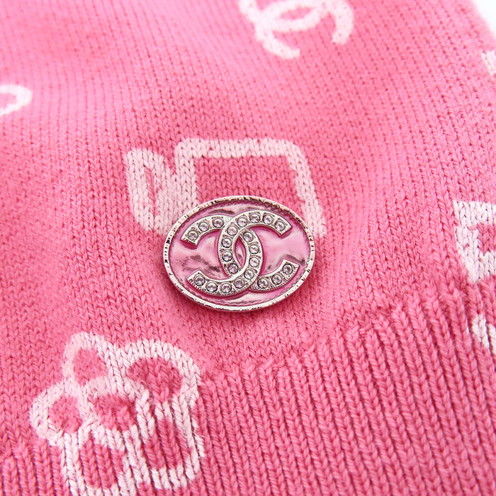 CHANEL  
Maglia a maniche lunghe con scollo a V, motivo iconico COCO CC, camelia e strass, lavorazione a coste
