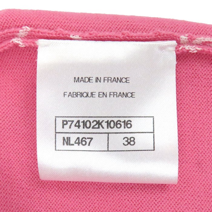 CHANEL  
Maglia a maniche lunghe con scollo a V, motivo iconico COCO CC, camelia e strass, lavorazione a coste