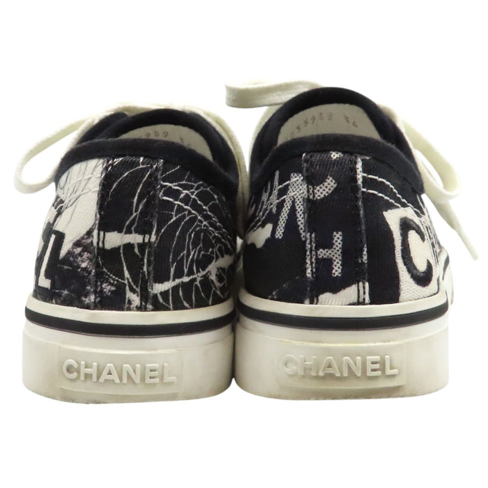 CHANEL 
カメリア 総柄 ローカット レースアップ 
ロゴ 刺繍 キャンバス スニーカー