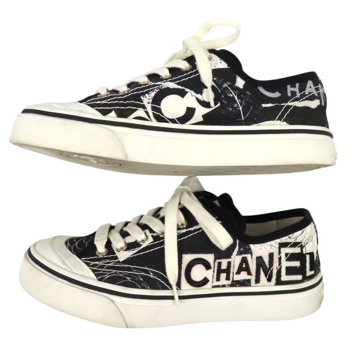 CHANEL 
カメリア 総柄 ローカット レースアップ 
ロゴ 刺繍 キャンバス スニーカー