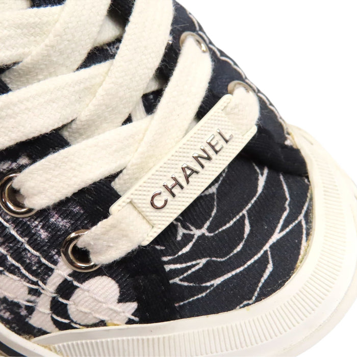 CHANEL 
カメリア 総柄 ローカット レースアップ 
ロゴ 刺繍 キャンバス スニーカー