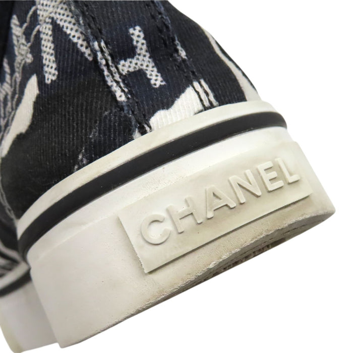 CHANEL 
カメリア 総柄 ローカット レースアップ 
ロゴ 刺繍 キャンバス スニーカー