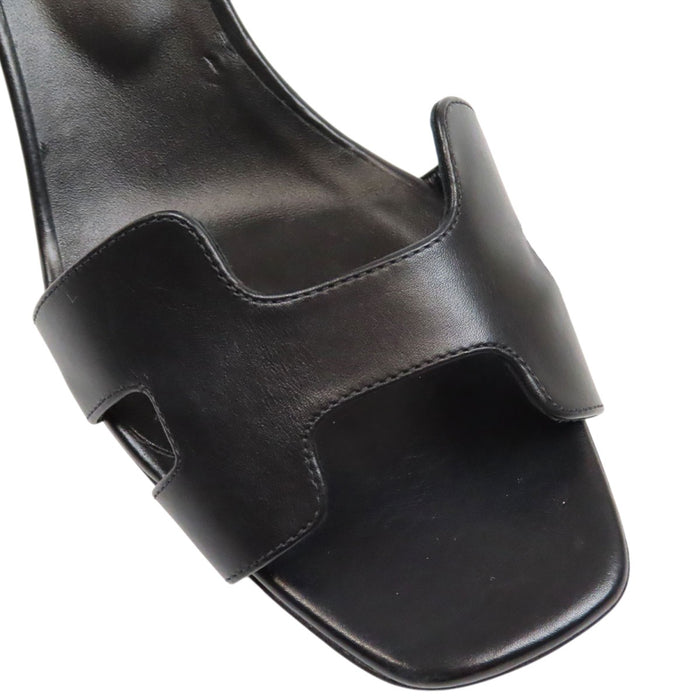 HERMES  
Sandales ouvertes à talon aiguille Joy 70 en cuir avec logo H Ash