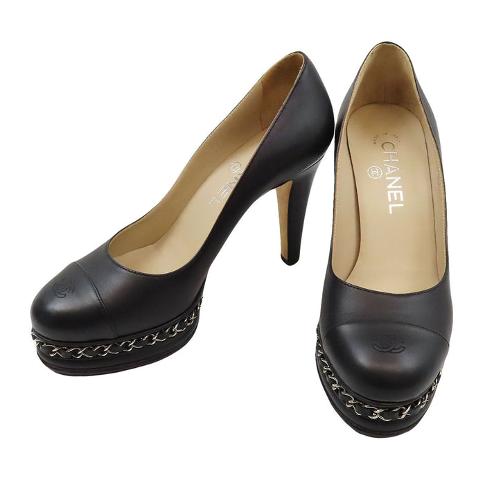 CHANEL 
Escarpins en cuir à bout rond avec logo COCO CC et chaîne marque Coco