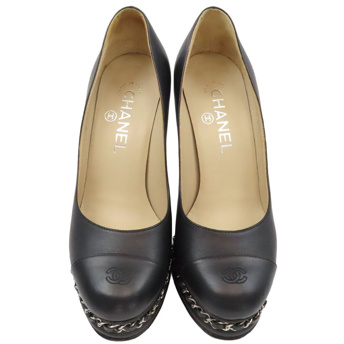 CHANEL 
Escarpins en cuir à bout rond avec logo COCO CC et chaîne marque Coco
