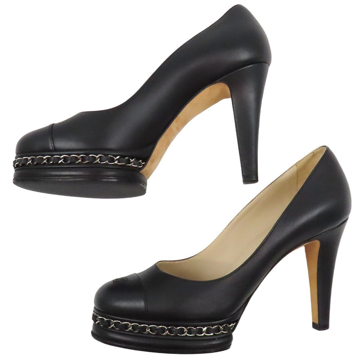 CHANEL 
Escarpins en cuir à bout rond avec logo COCO CC et chaîne marque Coco