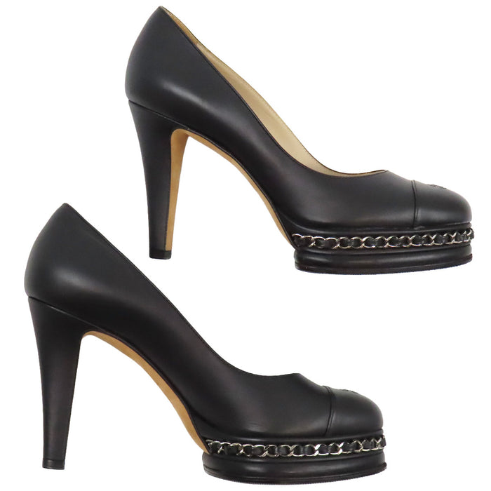 CHANEL 
Escarpins en cuir à bout rond avec logo COCO CC et chaîne marque Coco