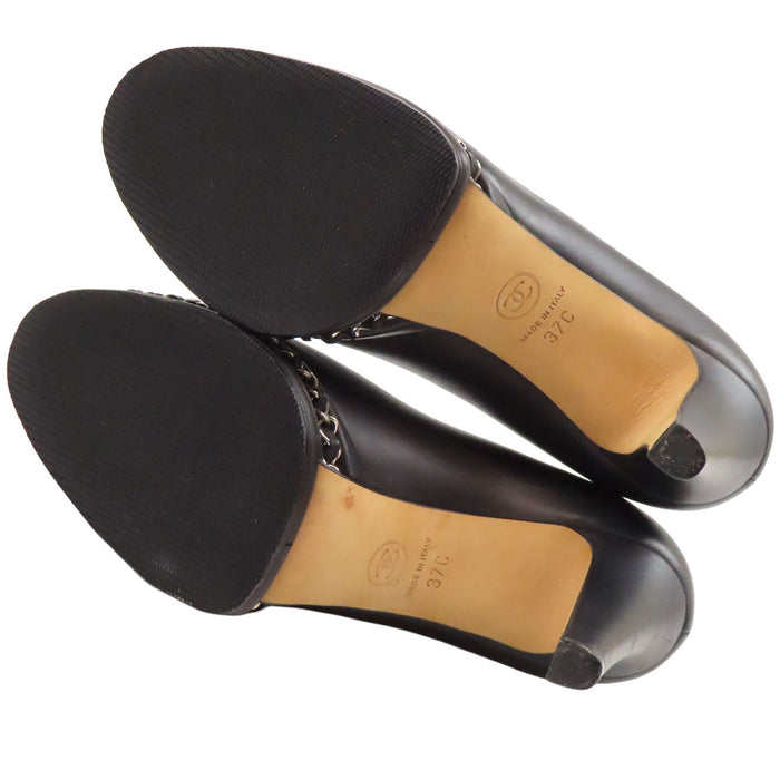 CHANEL 
Escarpins en cuir à bout rond avec logo COCO CC et chaîne marque Coco