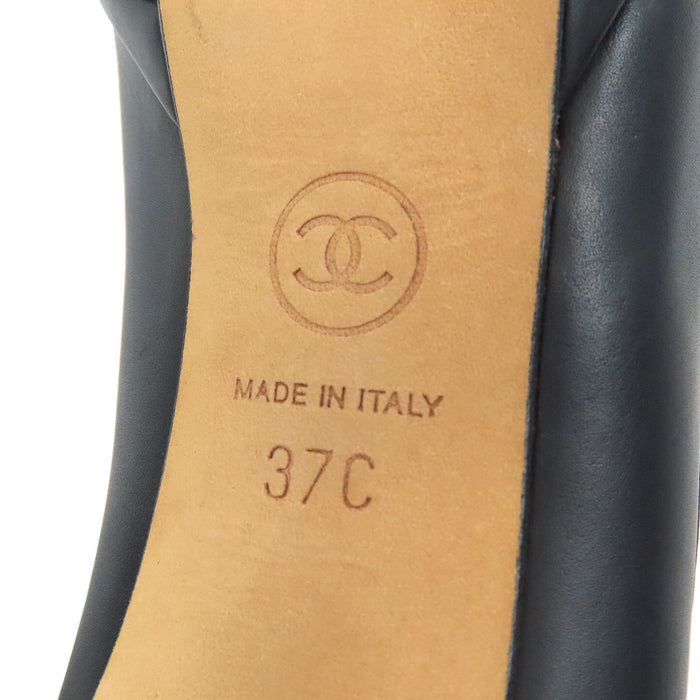 CHANEL 
Escarpins en cuir à bout rond avec logo COCO CC et chaîne marque Coco