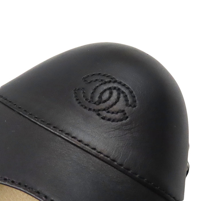 CHANEL 
Escarpins en cuir à bout rond avec logo COCO CC et chaîne marque Coco