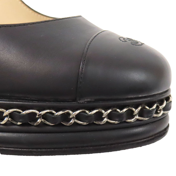 CHANEL 
Escarpins en cuir à bout rond avec logo COCO CC et chaîne marque Coco