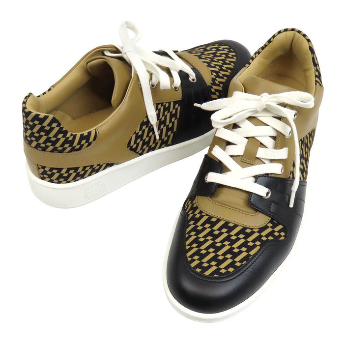 HERMES
Sneaker basse in pelle con lacci, motivo a logo H e stampa all-over, tela free