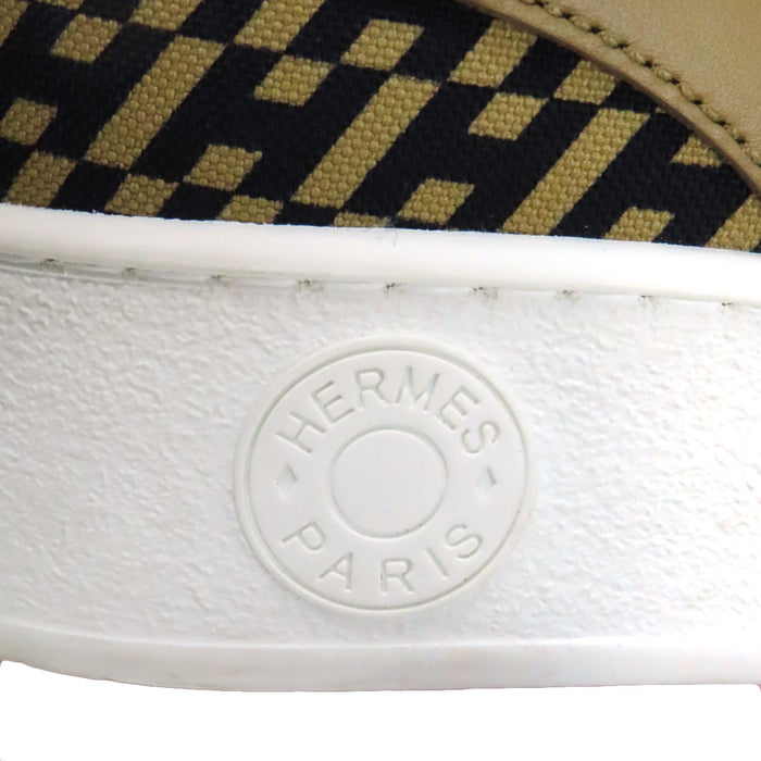 HERMES
Sneaker basse in pelle con lacci, motivo a logo H e stampa all-over, tela free