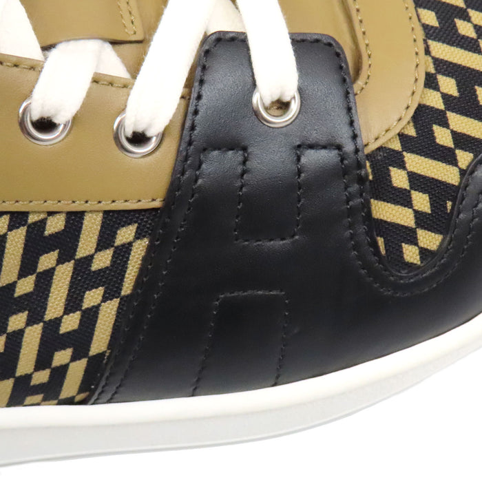 HERMES
Sneaker basse in pelle con lacci, motivo a logo H e stampa all-over, tela free