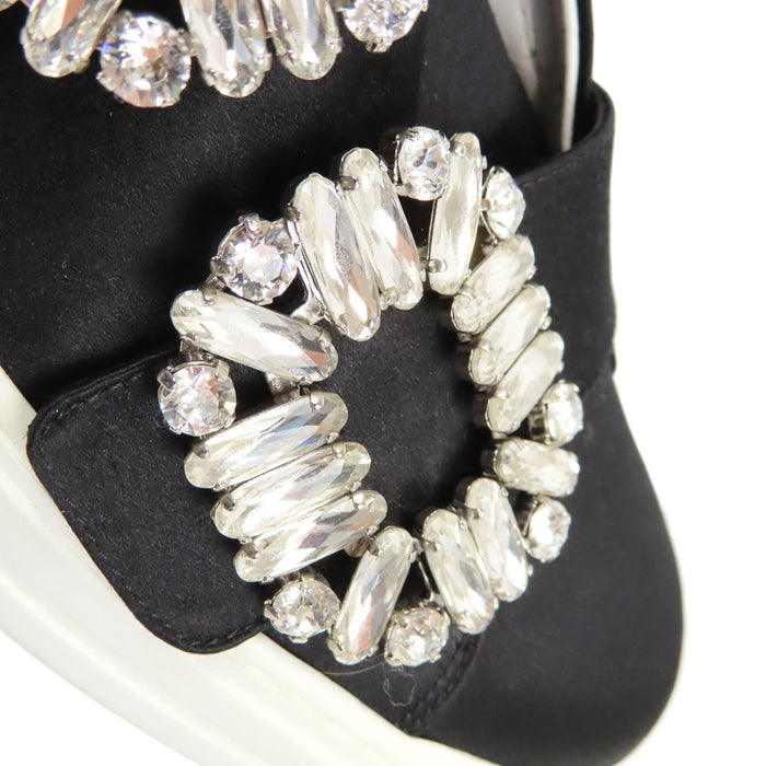 ROGER VIVIER  
Sneaker basse in raso con fibbia strass e bijoux