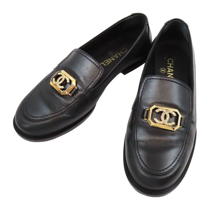 CHANEL 
Mocassins en cuir avec logo COCO CC et ferrures dorées