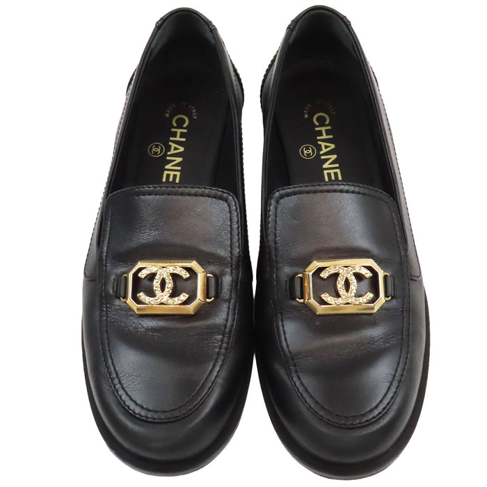 CHANEL 
Mocassins en cuir avec logo COCO CC et ferrures dorées