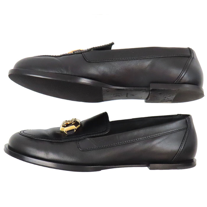 CHANEL 
Mocassins en cuir avec logo COCO CC et ferrures dorées