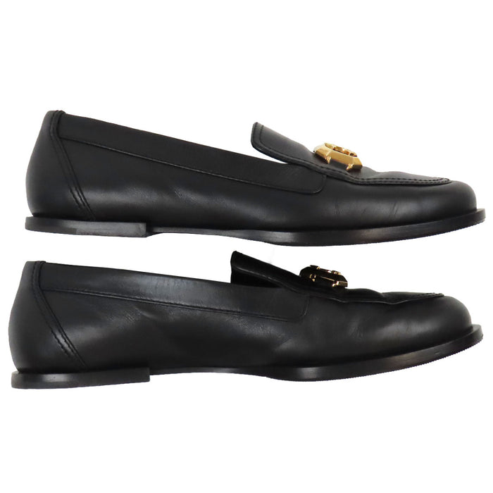 CHANEL 
Mocassins en cuir avec logo COCO CC et ferrures dorées