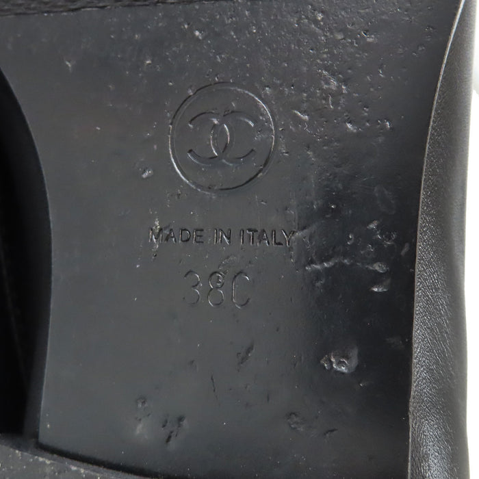 CHANEL 
Mocassins en cuir avec logo COCO CC et ferrures dorées