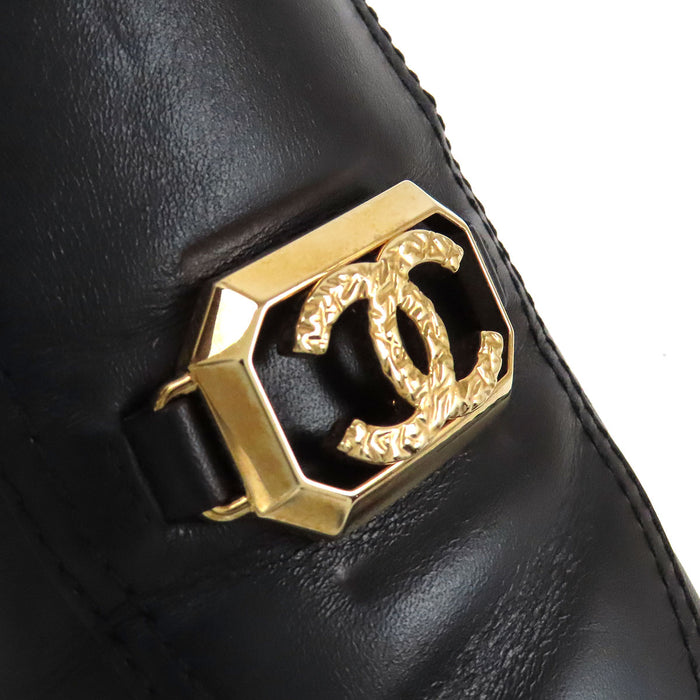 CHANEL 
Mocassins en cuir avec logo COCO CC et ferrures dorées