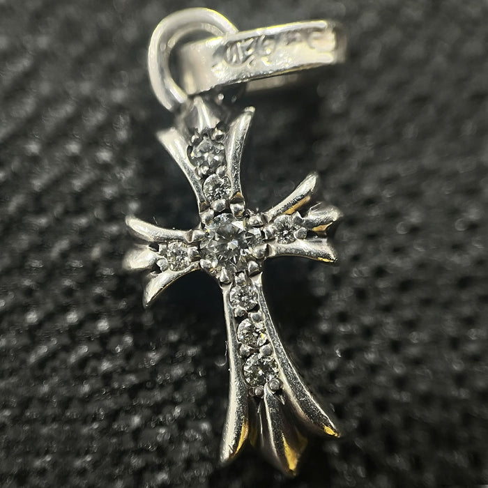 CHROME HEARTS  
CRS BBYFAT P DMND PAVE Argento Incisione 2004  
Charm Baby Fat con diamanti pavé