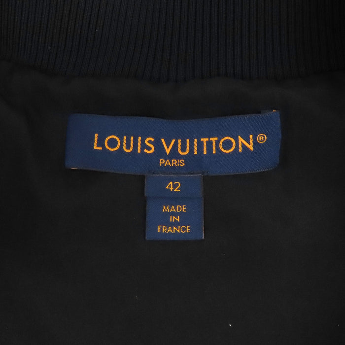LOUIS VUITTON
Giacca con zip a collo alto a coste
Monogramma goffrato