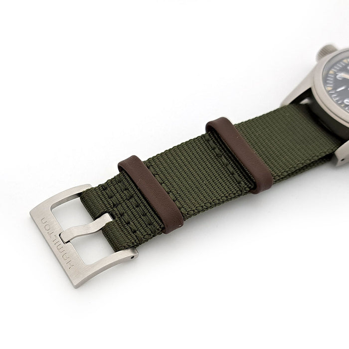 HAMILTON  
Khaki Field  
avec boîte et livret