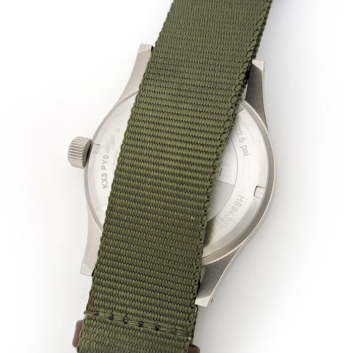 HAMILTON  
Khaki Field  
avec boîte et livret