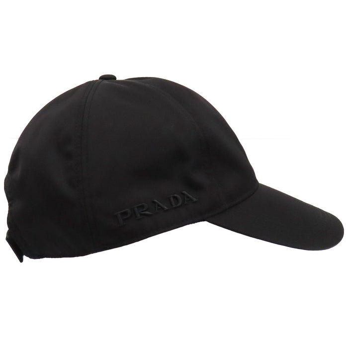 PRADA 
Casquette en nylon brodée 
Logo brodé