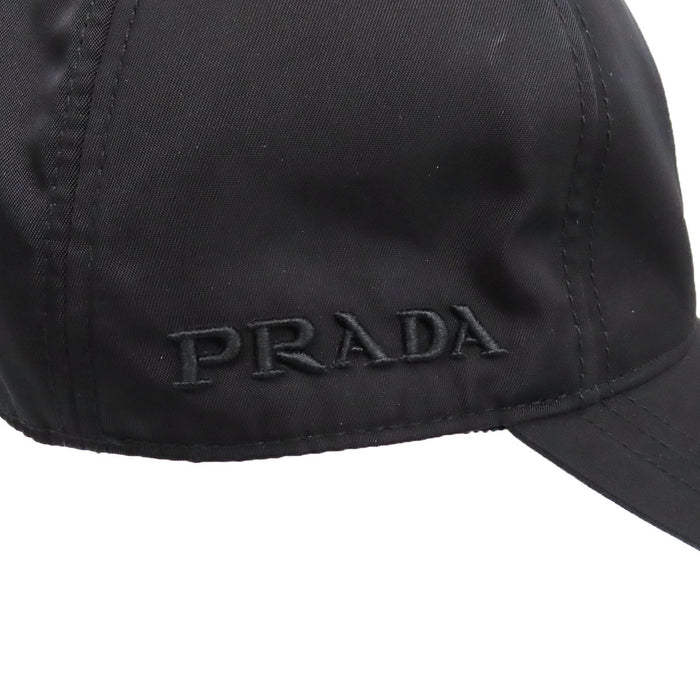 PRADA 
Casquette en nylon brodée 
Logo brodé