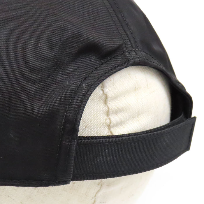 PRADA 
Casquette en nylon brodée 
Logo brodé