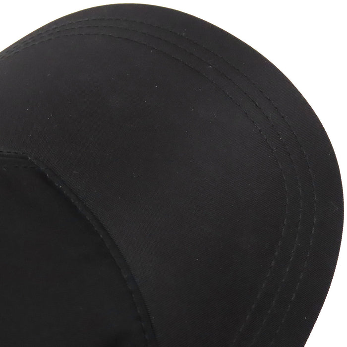 PRADA 
Casquette en nylon brodée 
Logo brodé