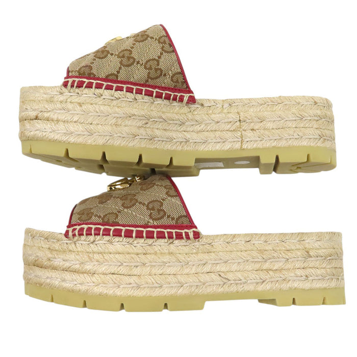 GUCCI 
Sandales plateforme en cuir avec logo et métal couleur or 
Espadrilles GG toile