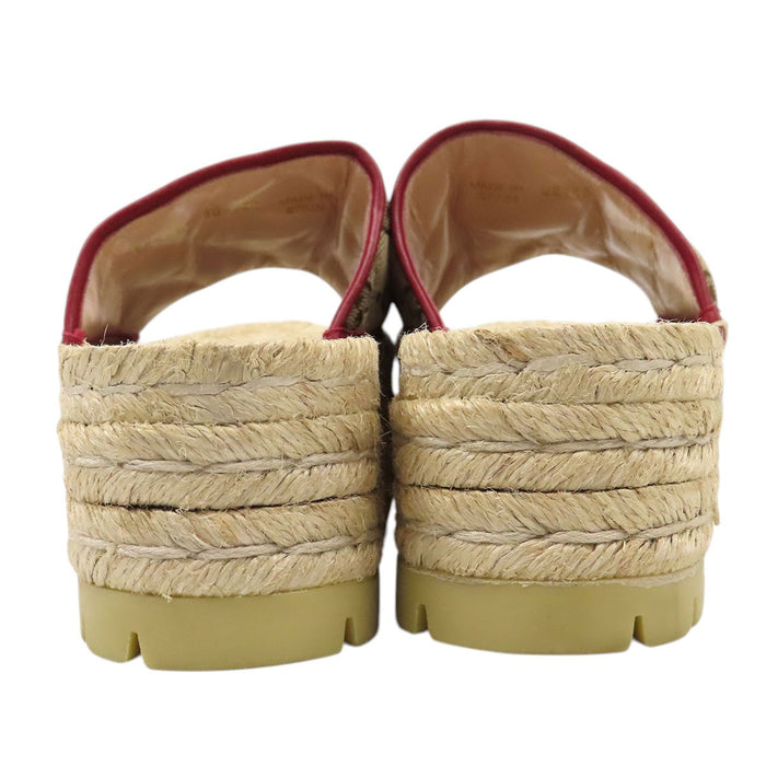 GUCCI 
Sandales plateforme en cuir avec logo et métal couleur or 
Espadrilles GG toile