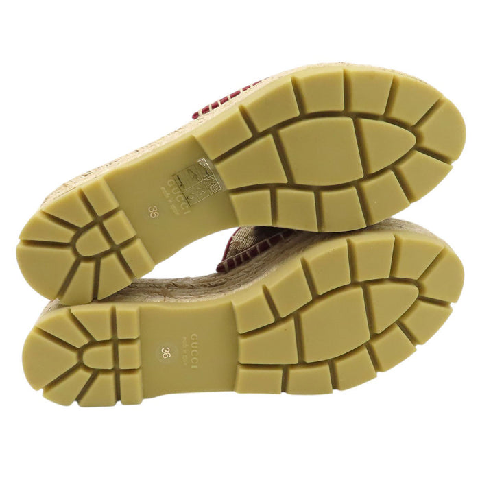 GUCCI 
Sandales plateforme en cuir avec logo et métal couleur or 
Espadrilles GG toile