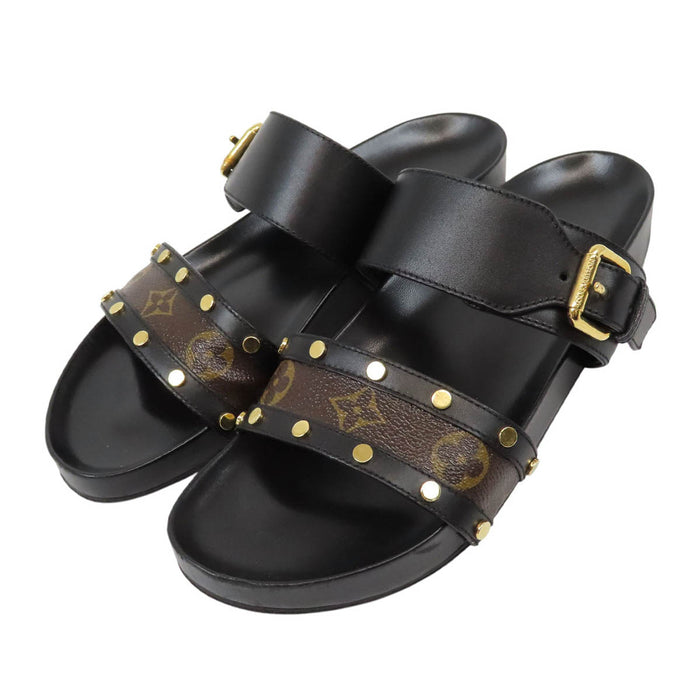 LOUIS VUITTON 
LV ロゴ フラット サンダル ゴールドカラーメタル 
モノグラム スタッズ レザー ミュール