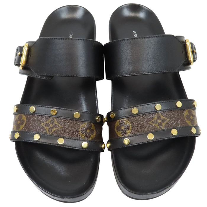 LOUIS VUITTON 
LV ロゴ フラット サンダル ゴールドカラーメタル 
モノグラム スタッズ レザー ミュール