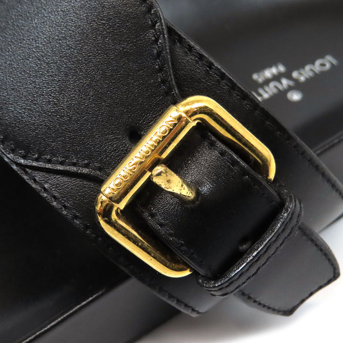 LOUIS VUITTON 
LV ロゴ フラット サンダル ゴールドカラーメタル 
モノグラム スタッズ レザー ミュール