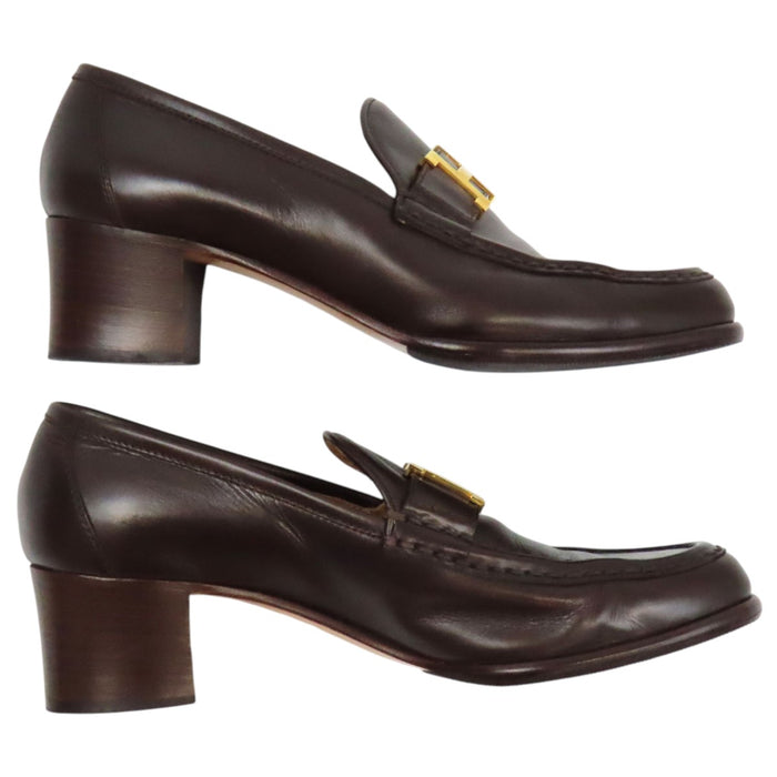 HERMES 
Mocassins à talon Constance en cuir avec logo H Ash et ferrures dorées