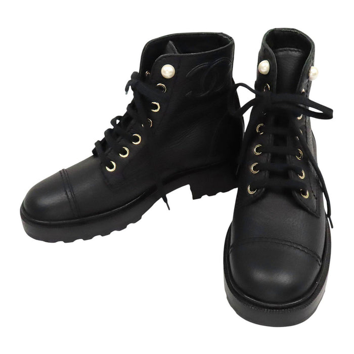 CHANEL 
Bottes courtes à lacets en cuir avec logo COCO CC et perles fantaisie 
Marque Coco