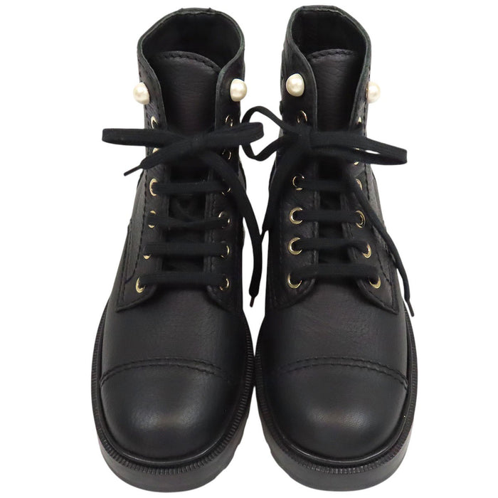 CHANEL 
Bottes courtes à lacets en cuir avec logo COCO CC et perles fantaisie 
Marque Coco