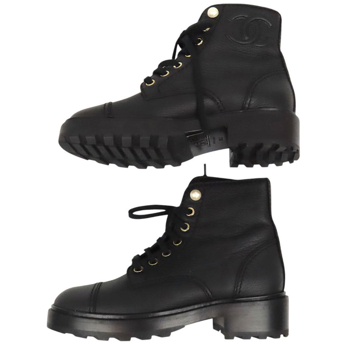 CHANEL 
Bottes courtes à lacets en cuir avec logo COCO CC et perles fantaisie 
Marque Coco