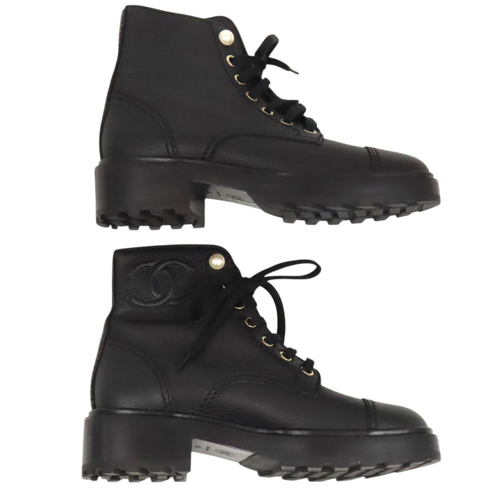CHANEL 
Bottes courtes à lacets en cuir avec logo COCO CC et perles fantaisie 
Marque Coco