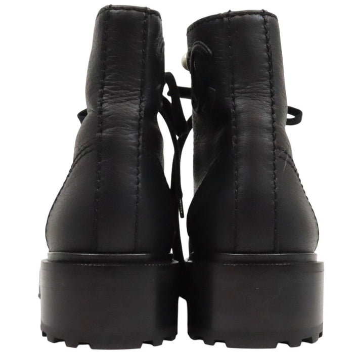 CHANEL 
Bottes courtes à lacets en cuir avec logo COCO CC et perles fantaisie 
Marque Coco