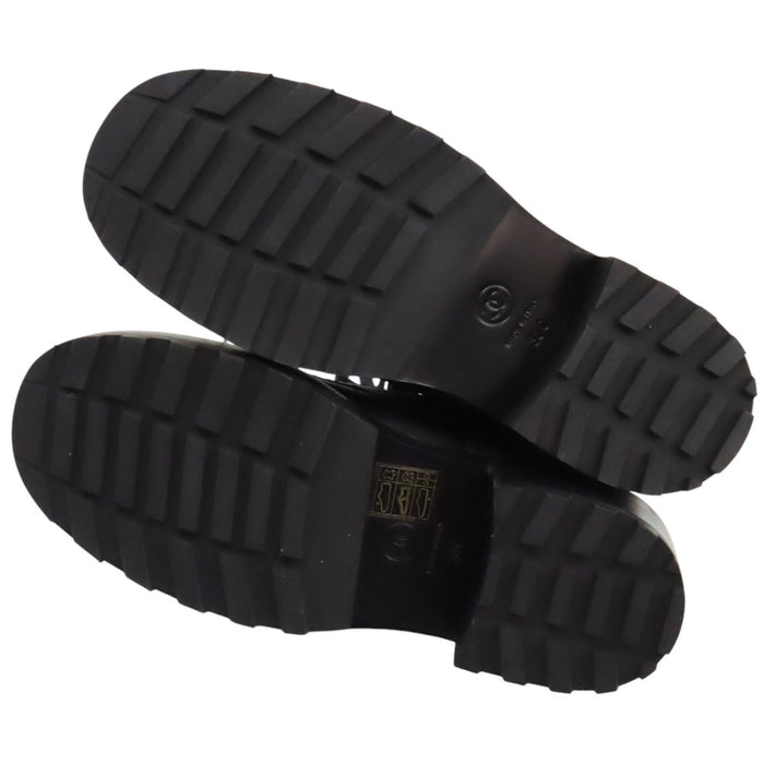 CHANEL 
Bottes courtes à lacets en cuir avec logo COCO CC et perles fantaisie 
Marque Coco